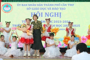 Lãnh đạo Sở GD&ĐT TP Cần Thơ tặng hoa cho các em HS trong tiết mục văn nghệ khai mạc Hội nghị.