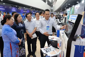 Đại biểu thăm các gian trưng bày tại khu vực triển lãm khoa học công nghệ. Ảnh: Trung Phạm.