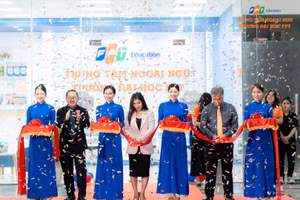 Nghi thức cắt băng khánh thành Trung tâm Ngoại ngữ Trường Đại học FPT.