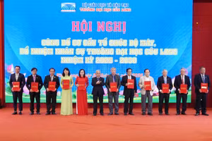 Nhà Giáo ưu tú, PGS.TS Lương Minh Cừ trao quyết định bổ nhiệm Trưởng khoa, nhiệm kỳ 2025 - 2030.