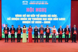 Nhà Giáo ưu tú, PGS.TS Lương Minh Cừ trao quyết định bổ nhiệm Trưởng khoa, nhiệm kỳ 2025 - 2030.