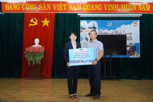 PGS.TS Nguyễn Kim Quyên, Chủ tịch Công đoàn cơ sở Trường ĐH Cửu Long trao hỗ trợ tới đại diện lãnh đạo xã Tuy An Tây.