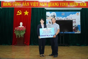 PGS.TS Nguyễn Kim Quyên, Chủ tịch Công đoàn cơ sở Trường ĐH Cửu Long trao hỗ trợ tới đại diện lãnh đạo xã Tuy An Tây.