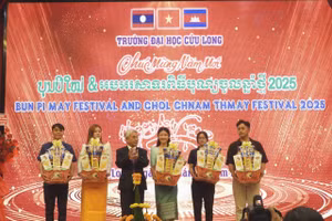 PGS.TS Lương Minh Cừ - Bí thư Đảng ủy, Hiệu trưởng Trường ĐH Cửu Long trao quà tết cho lưu học sinh.