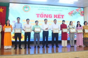 Lãnh đạo Sở GD&ĐT TP Cần Thơ trao giải Nhất cho các giáo viên. 
