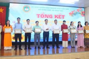 Lãnh đạo Sở GD&ĐT TP Cần Thơ trao giải Nhất cho các giáo viên. 