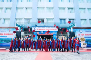 Niềm vui của tân thạc sĩ Trường Đại học Đồng Tháp.