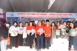 Thầy cô Trường ĐH Kỹ thuật - Công nghệ Cần Thơ đón học sinh tìm hiểu ngành nghề đào tạo.