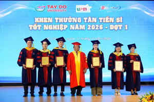 Lãnh đạo Trường Đại học Tây Đô khen thưởng các tân Tiến sĩ.