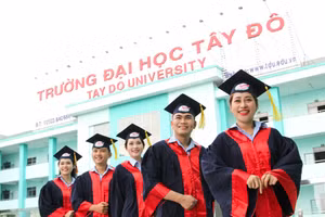 Tân cử nhân Trường ĐH Tây Đô.