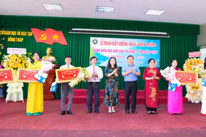 PGS.TS Hồ Văn Thống - Hiệu trưởng Trường ĐH Đồng Tháp (thứ 4 từ phải sang) cùng Lãnh đạo Sở GD&ĐT Đồng Tháp chúc mừng các nhà giáo đạt Danh hiệu “Viên phấn Vàng”.