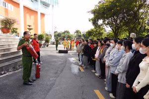 Cán bộ Phòng Cảnh sát PCCC&CNCH Công an tỉnh Vĩnh Long hướng dẫn sử dụng các loại bình chữa cháy mini.