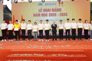 Nhà giáo ưu tú, PGS.TS Lương Minh Cừ trao giấy khen cho SV đạt thành tích xuất sắc trong học tập.