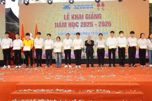 Nhà giáo ưu tú, PGS.TS Lương Minh Cừ trao giấy khen cho SV đạt thành tích xuất sắc trong học tập.