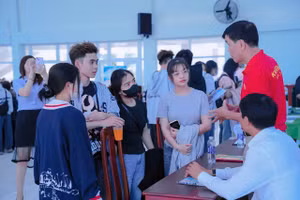Sinh viên tham gia Ngày hội tư vấn, giới thiệu việc làm.