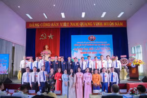 Ban chấp hành Đảng bộ Trường ĐH Đồng Tháp ra mắt Đại hội.