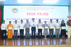 Lãnh đạo Sở GD&ĐT TP Cần Thơ tặng Giấy khen cho các tập thể đóng góp tích cực trong 5 năm thực hiện Chương trình GDPT 2018.