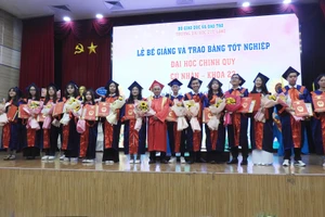 PGS.TS Lương Minh Cừ - Bí thư Đảng ủy, Hiệu trưởng Trường ĐH Cửu Long trao giấy khen và bằng tốt nghiệp cho tân cử nhân tốt nghiệp xuất sắc.