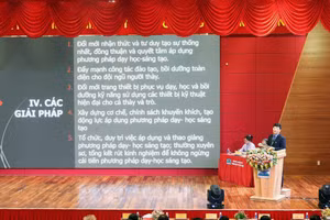 PGS.TS Nguyễn Xuân Phong - Học viện Chính trị khu vực IV trình bày tham luận tại Hội thảo.