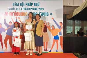 Lý Phương Nghi, học sinh lớp 12P, Trường THPT chuyên Lý Tự Trọng (TP Cần Thơ) đạt giải Nhất cuộc thi hát bảng từ 18 tuổi trở lên.