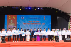 Lãnh đạo Trường ĐH Đồng Tháp trao học bổng sinh viên tài năng.