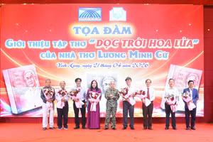 Nhà thơ Lương Minh Cừ tặng hoa cho các đại biểu trình bày tham luận.