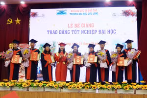 TS Đặng Thị Ngọc Lan - Phó Hiệu trưởng Trường ĐH Cửu Long trao bằng, khen thưởng các tân cử nhân, kỹ sư tốt nghiệp loại xuất sắc tiêu biểu.