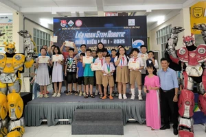 Ban Tổ chức trao giải cho các đội tại Liên hoan STEM ROBOTIC Ninh Kiều.