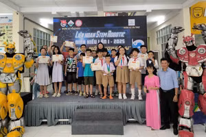 Ban Tổ chức trao giải cho các đội tại Liên hoan STEM ROBOTIC Ninh Kiều.