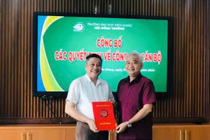 TS Nguyễn Tuấn Khanh (phải) - Bí thư Đảng ủy Trường ĐH Kiên Giang trao Quyết định của Bộ GD&ĐT công nhận Hội đồng trường Trường ĐH Kiên Giang, nhiệm kỳ 2024 - 2029 cho TS Nguyễn Hữu Thọ.