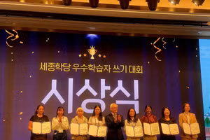 Sinh viên Phạm Trần Yến Vy (thứ 4 từ phải qua), nhận giải Ba cuộc thi.