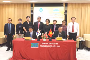 Lãnh đạo Trường ĐH Cửu Long và Trường ĐH Daejin thực hiện nghi thức ký kết Bản ghi nhớ hợp tác.