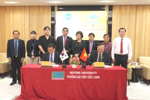 Lãnh đạo Trường ĐH Cửu Long và Trường ĐH Daejin thực hiện nghi thức ký kết Bản ghi nhớ hợp tác.