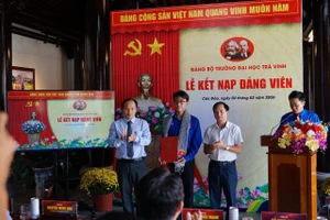 Trao quyết định kết nạp Đảng viên cho sinh viên Đại học Trà Vinh.