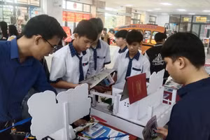 Học sinh tham quan gian hàng của Khoa Công nghệ thông tin-Truyền thông.