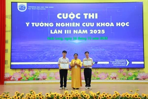 TS Thạch Thị Dân, Phó Hiệu trưởng Trường ĐH Trà Vinh khen thưởng HS Trường THPT Nguyễn Đình Chiểu xuất sắc đạt giải Nhất cuộc thi.