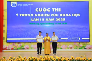 TS Thạch Thị Dân, Phó Hiệu trưởng Trường ĐH Trà Vinh khen thưởng HS Trường THPT Nguyễn Đình Chiểu xuất sắc đạt giải Nhất cuộc thi.