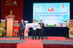 Lãnh đạo Trường ĐH Đồng Tháp trao chế độ đãi ngộ và chúc mừng PGS.TS Lê Trung Hiếu.