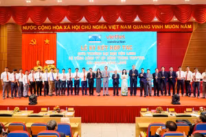 Đại biểu chụp ảnh lưu niệm tại lễ ký kết hợp tác.