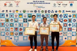 Nhóm sinh viên Trường ĐH Cửu Long đoạt giải cùng giảng viên hướng dẫn.