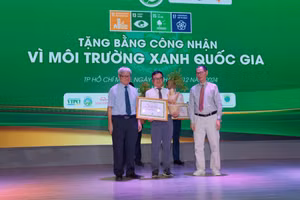 Ông Mai Văn Nghĩa, Phó Tổng Giám đốc FrieslandCampina Việt Nam (giữa) nhận Bằng công nhận “Vì Môi trường Xanh Quốc gia 2024”.