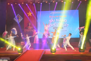 Tiết mục khai mạc Chung kết Cuộc thi Tài năng nghệ thuật Công đoàn Trường ĐH Cần Thơ.