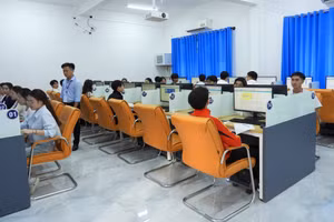 Thí sinh dự thi kỹ năng nghe, đọc, viết tiếng Việt trên phần mềm.