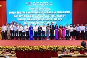 Đoàn khảo sát mô hình đổi mới sáng tạo và các giải pháp công nghệ có giá trị ứng dụng tại Trường ĐH Cửu Long.