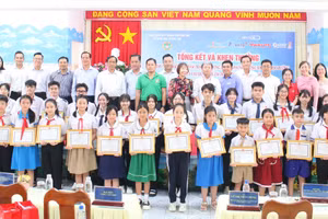 Ban Tổ chức chụp ảnh lưu niệm cùng các học sinh đạt giải.