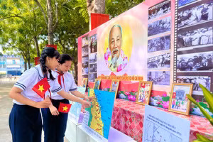 Học sinh Trường THCS Thới Long (quận Ô Môn) tham gia hoạt động kỷ niệm 50 năm Ngày Giải phóng miền Nam, thống nhất đất nước.