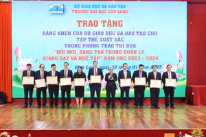 Trao bằng khen của Bộ GD&ĐT cho 10 tập thể Trường ĐH Cửu Long.