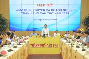 Ông Vương Quốc Nam, Phó Chủ tịch UBND TP Cần Thơ, phát biểu tại buổi gặp gỡ giữa chính quyền và doanh nghiệp năm 2025.