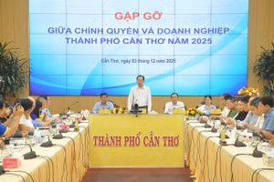Ông Vương Quốc Nam, Phó Chủ tịch UBND TP Cần Thơ, phát biểu tại buổi gặp gỡ giữa chính quyền và doanh nghiệp năm 2025.