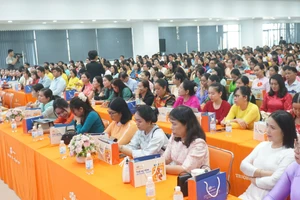 Cán bộ, giáo viên dự khai mạc Hội thi Giáo viên chủ nhiệm lớp giỏi THCS cấp thành phố.